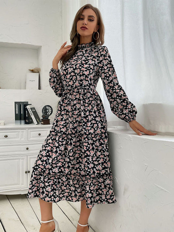 Mittellanges Damenkleid mit halbhohem Ausschnitt und Faltenmuster
