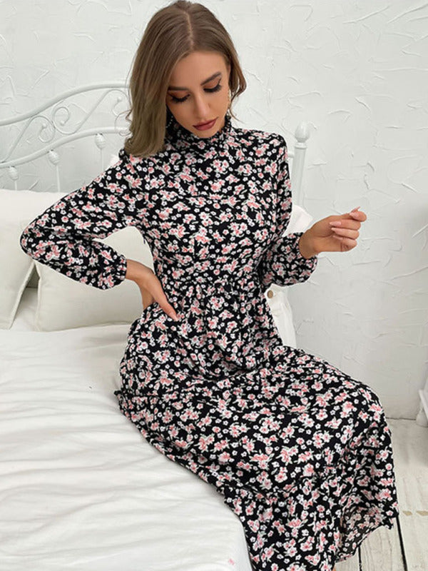 Mittellanges Damenkleid mit halbhohem Ausschnitt und Faltenmuster