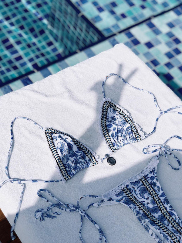 Sexy bedruckter Bikini mit Bandeinsatz und Spitzenbändern