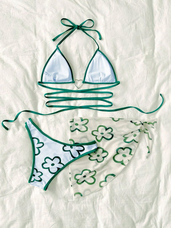 Niedlicher Crossover-Bikini mit Blumenmuster und Strandkleid im Dreierpack