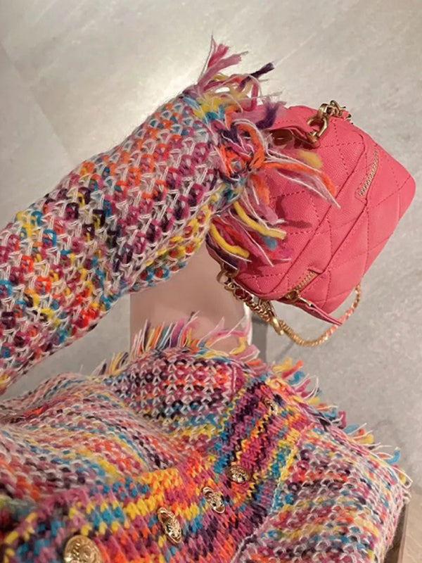 Lässiger Strick-Cardigan über einer Pulloverjacke mit Fransen