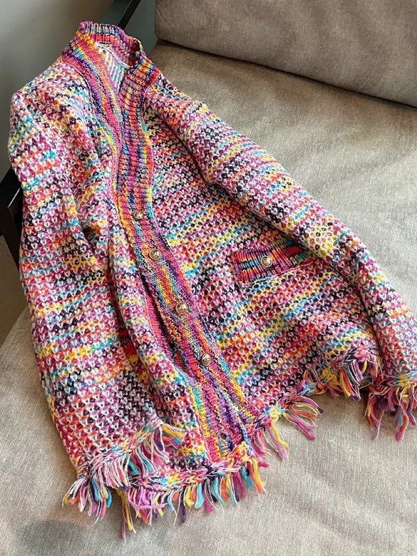 Lässiger Strick-Cardigan über einer Pulloverjacke mit Fransen