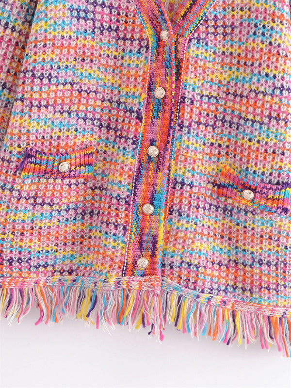Lässiger Strick-Cardigan über einer Pulloverjacke mit Fransen