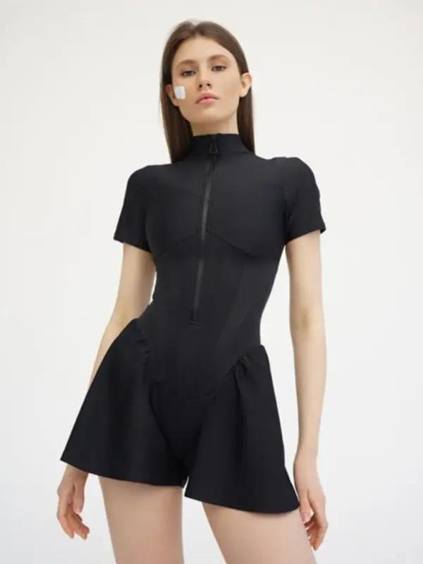 Sexy Jumpsuit mit engem Rock und kurzen Ärmeln und Reißverschluss