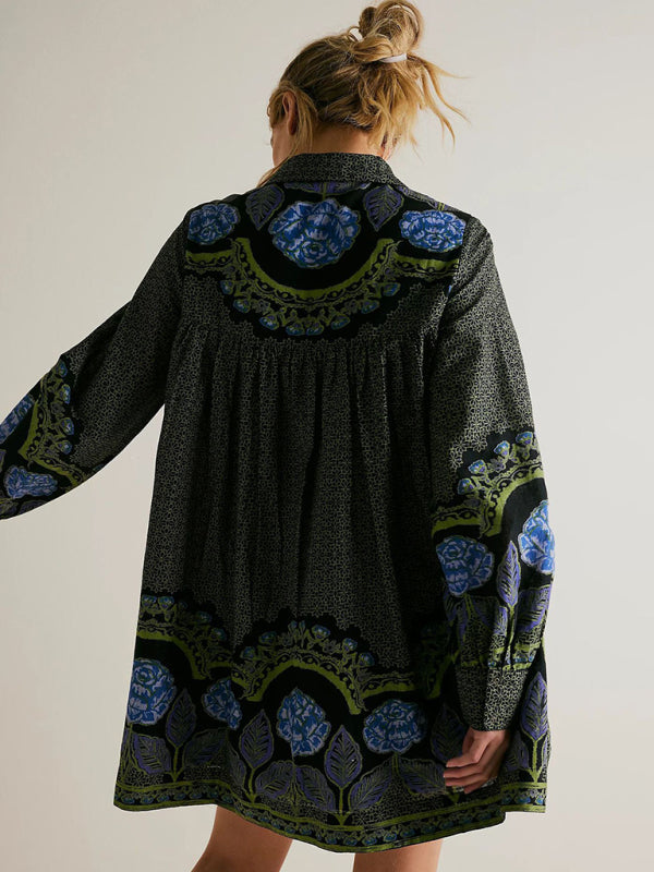 Langärmliges, locker sitzendes Kleid mit bedrucktem Revers