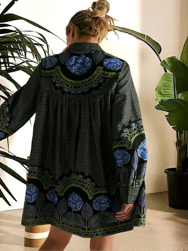 Langärmliges, locker sitzendes Kleid mit bedrucktem Revers