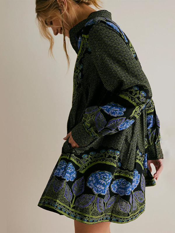 Langärmliges, locker sitzendes Kleid mit bedrucktem Revers
