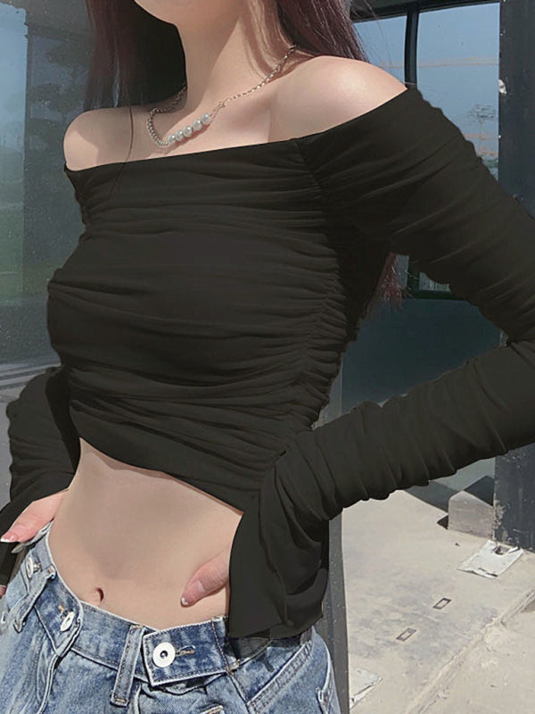 Schulterfreies, eng anliegendes, langärmliges, den Bauchnabel freigebendes T-Shirt aus Netzstoff mit Glockenärmeln