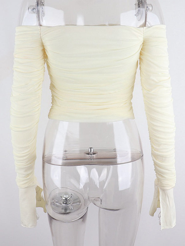 Schulterfreies, eng anliegendes, langärmliges, den Bauchnabel freigebendes T-Shirt aus Netzstoff mit Glockenärmeln