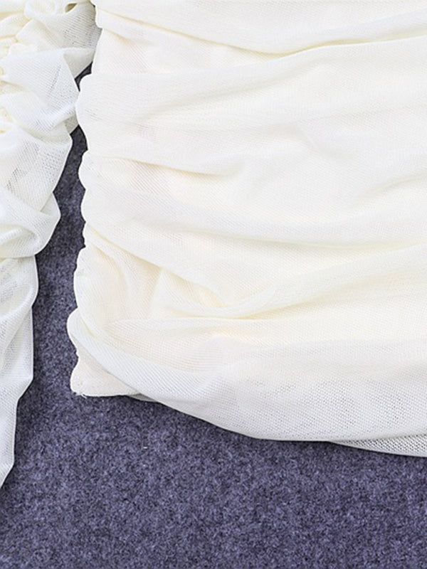 Schulterfreies, eng anliegendes, langärmliges, den Bauchnabel freigebendes T-Shirt aus Netzstoff mit Glockenärmeln