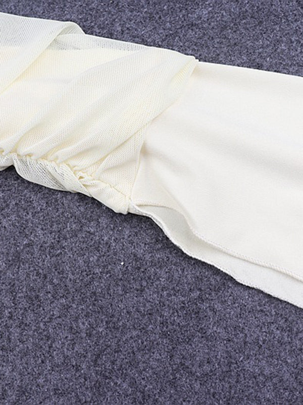 Schulterfreies, eng anliegendes, langärmliges, den Bauchnabel freigebendes T-Shirt aus Netzstoff mit Glockenärmeln