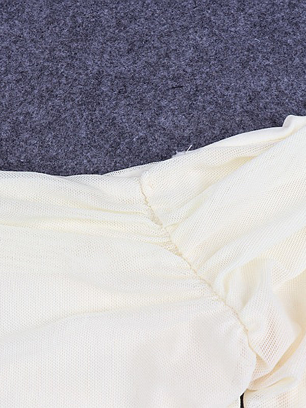 Schulterfreies, eng anliegendes, langärmliges, den Bauchnabel freigebendes T-Shirt aus Netzstoff mit Glockenärmeln