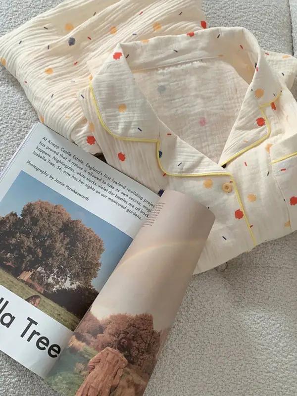 Folded dot print cotton gauze pajamas with magazine
