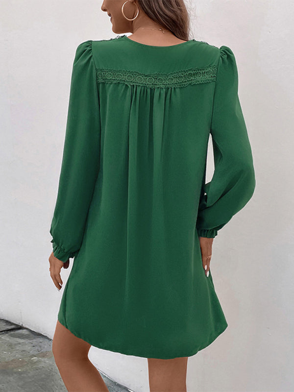 Gesmoktes Damenkleid mit V-Ausschnitt und langen Ärmeln