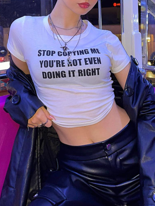 Kurzes Y2K-T-Shirt mit Buchstabenmuster für Damen