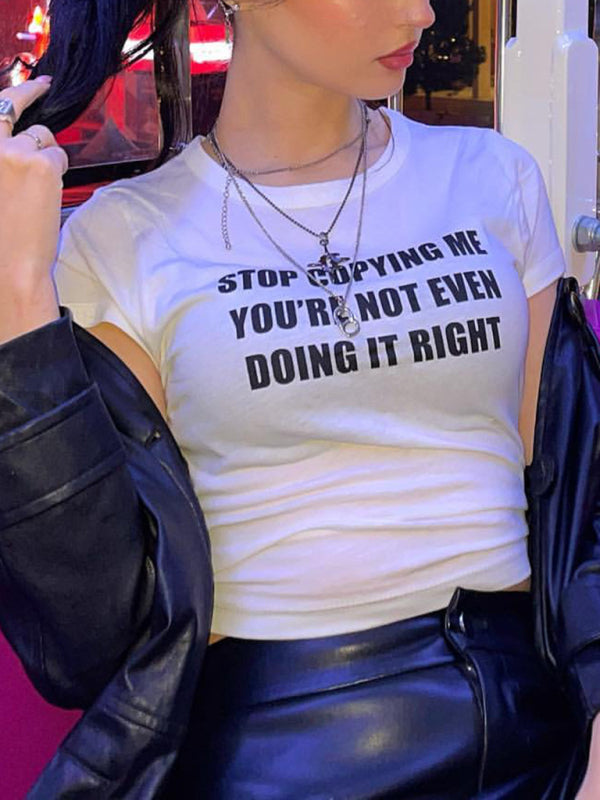 Kurzes Y2K-T-Shirt mit Buchstabenmuster für Damen