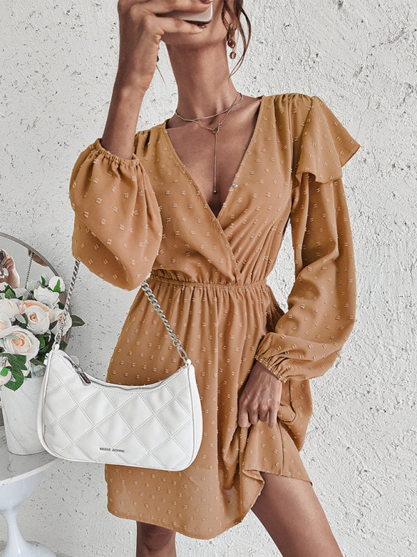 Damenkleid mit Kreuzkragen, Rüschen und Puffärmeln