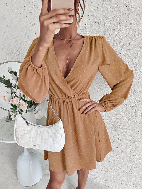 Damenkleid mit Kreuzkragen, Rüschen und Puffärmeln
