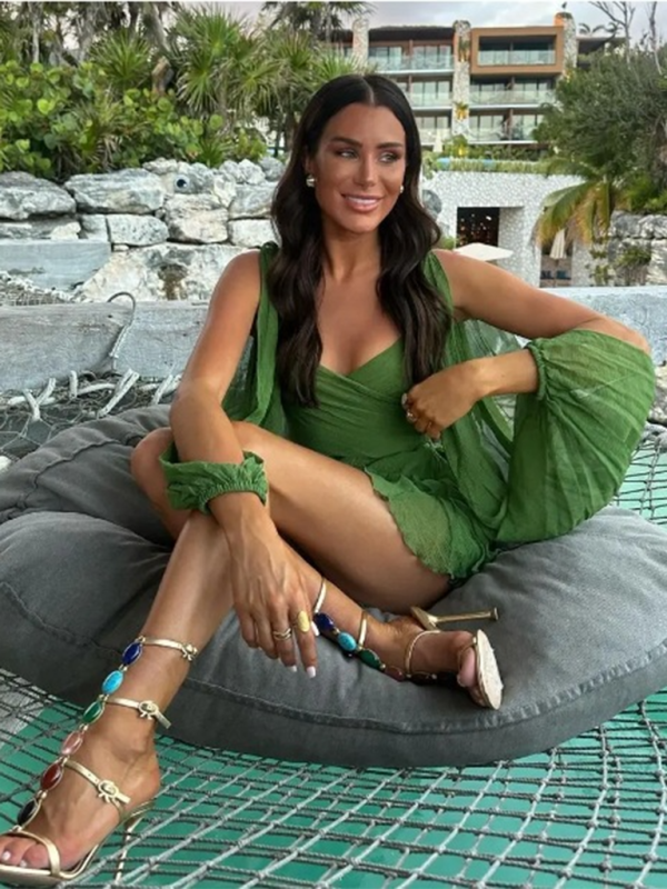 Modisches sexy Kleid mit schulterfreien Ärmeln und V-Ausschnitt