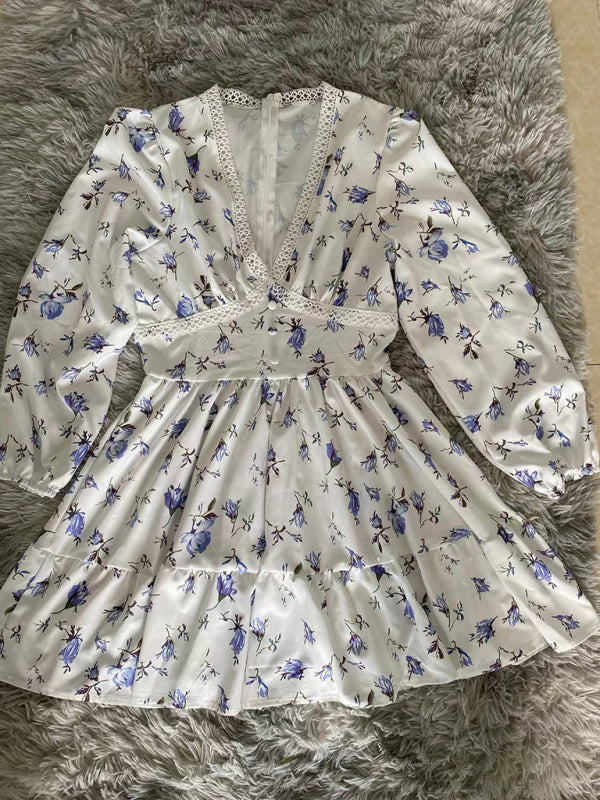 Neues süßes bedrucktes kurzes Spitzenkleid mit V-Ausschnitt