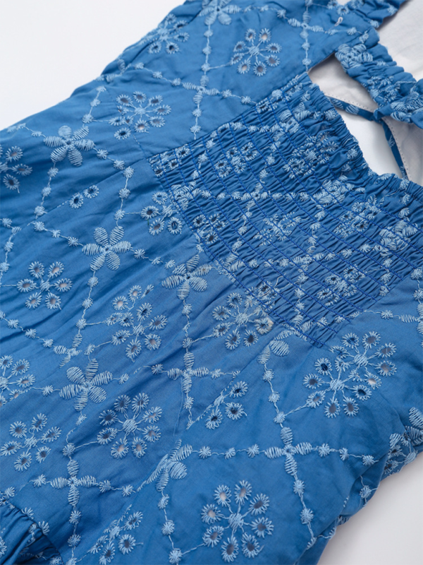 Neues Mini-Hosenträgerkleid mit hohler Stickerei