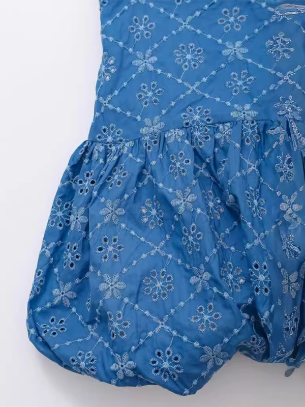 Neues Mini-Hosenträgerkleid mit hohler Stickerei
