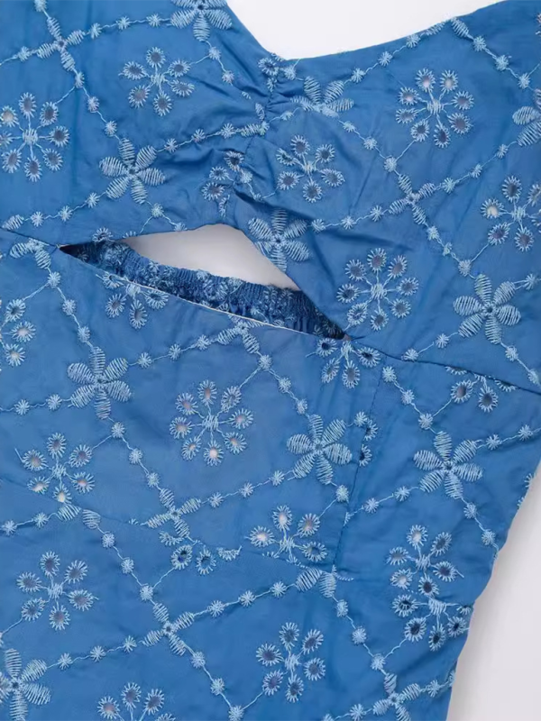 Neues Mini-Hosenträgerkleid mit hohler Stickerei