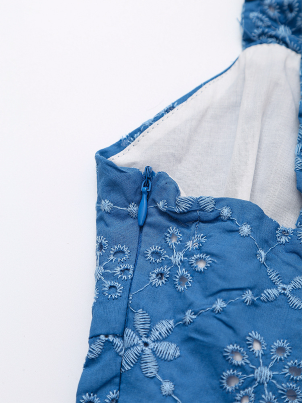 Neues Mini-Hosenträgerkleid mit hohler Stickerei