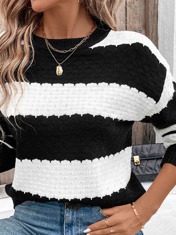 Schwarz-weiß gestreifter Strickpullover mit Kontrast