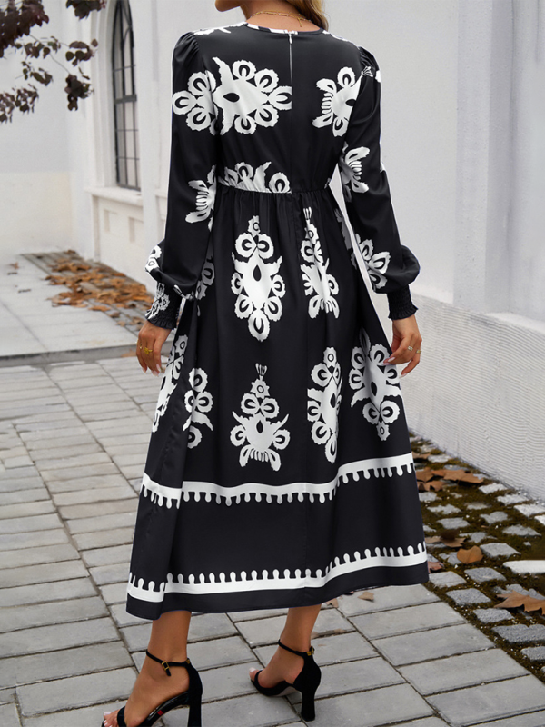 Elegantes Langarmkleid mit V-Ausschnitt und Kontrastfarbdruck