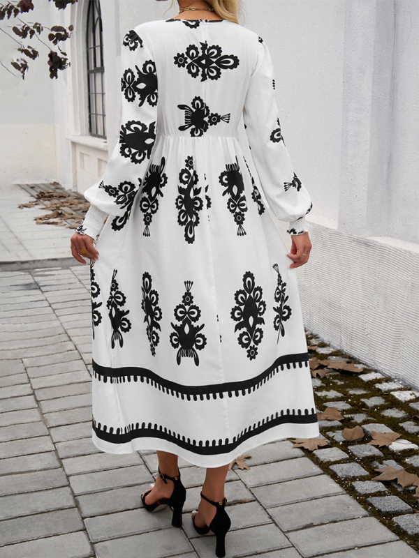 Elegantes Langarmkleid mit V-Ausschnitt und Kontrastfarbdruck