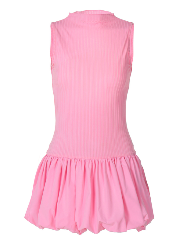 Modisches Plisseekleid mit sexy Rückenausschnitt und schmalen Nähten