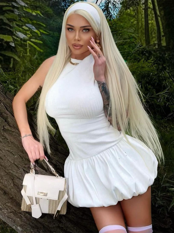 Modisches Plisseekleid mit sexy Rückenausschnitt und schmalen Nähten