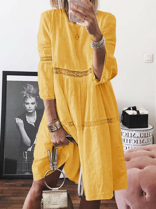 Hohl besticktes Kleid mit drei Viertelärmeln und Spitzennähten