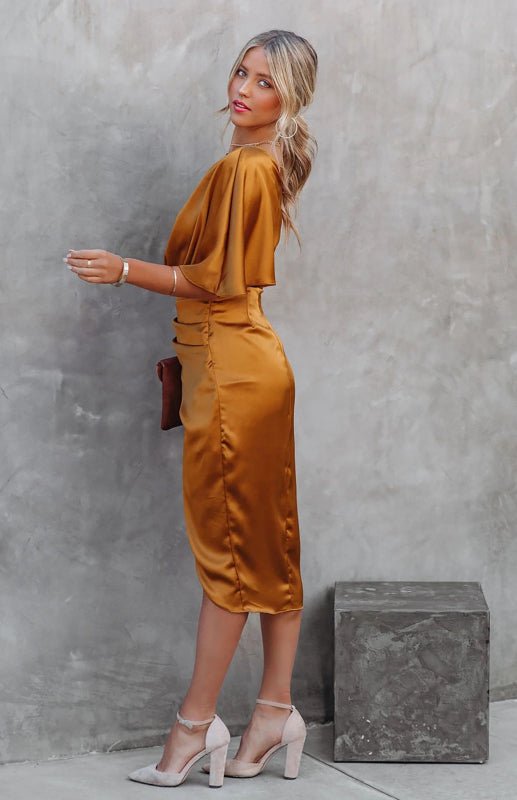 Sexy Kleid mit einem Ärmel und unregelmäßiger, plissierter Taille