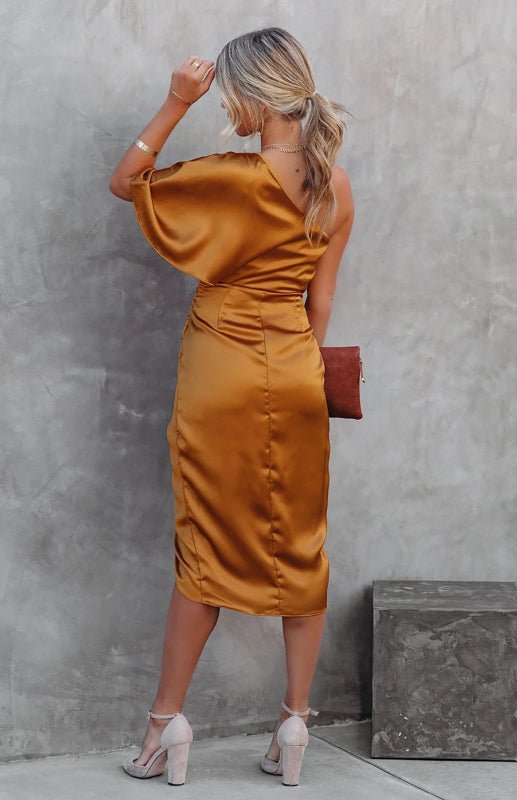 Sexy Kleid mit einem Ärmel und unregelmäßiger, plissierter Taille