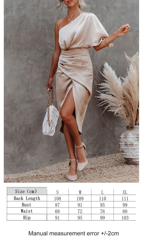 Sexy Kleid mit einem Ärmel und unregelmäßiger, plissierter Taille