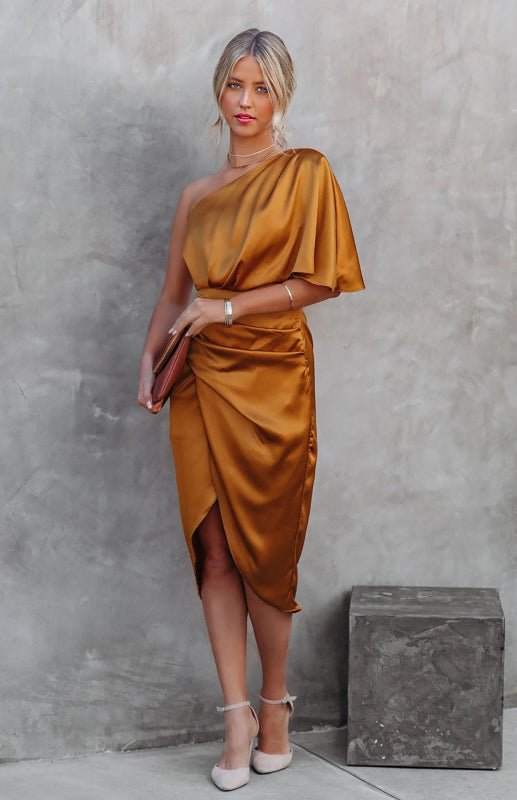 Sexy Kleid mit einem Ärmel und unregelmäßiger, plissierter Taille