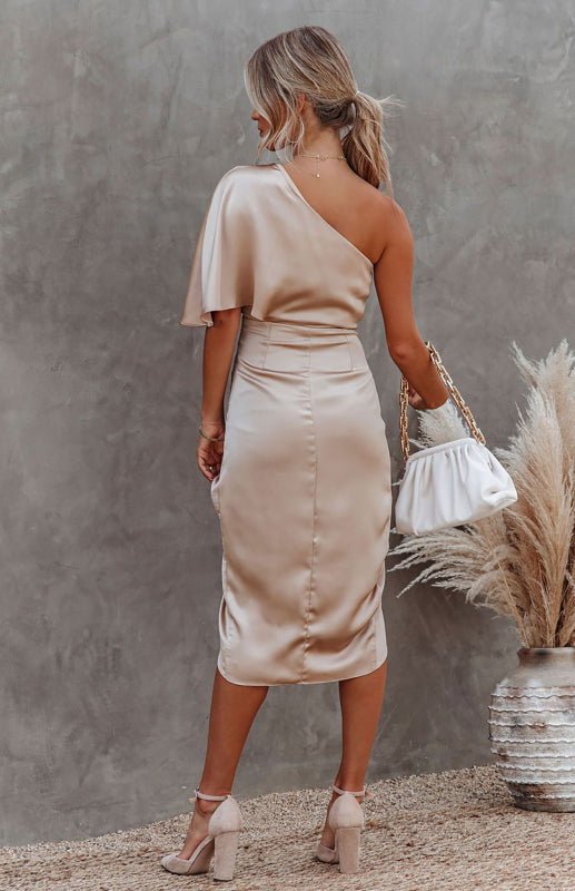 Sexy Kleid mit einem Ärmel und unregelmäßiger, plissierter Taille