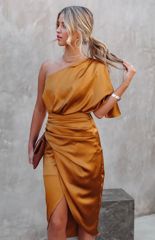 Sexy Kleid mit einem Ärmel und unregelmäßiger, plissierter Taille