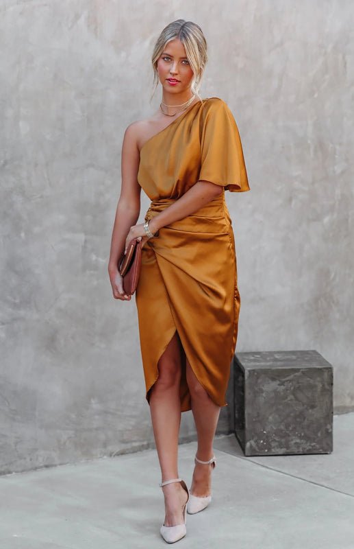 Sexy Kleid mit einem Ärmel und unregelmäßiger, plissierter Taille
