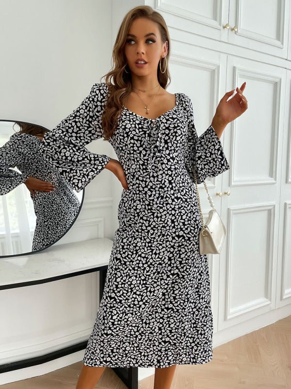 Damenkleid mit rückenfreiem Print und langen Ärmeln