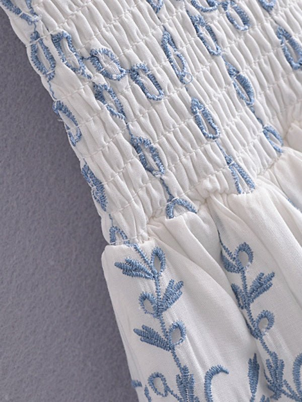 Robe moulante brodée en porcelaine bleue et blanche 