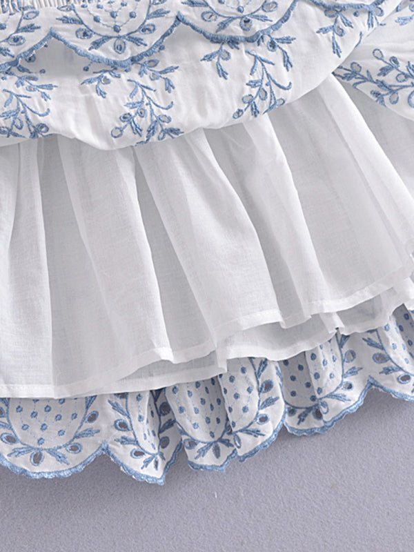 Robe moulante brodée en porcelaine bleue et blanche 