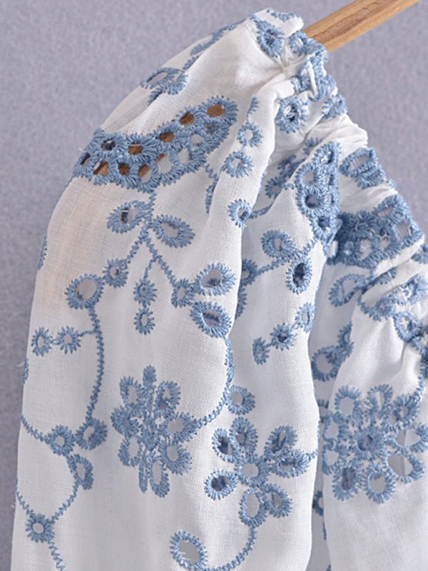 Blau-weißes, mit Porzellan besticktes, figurbetontes Kleid