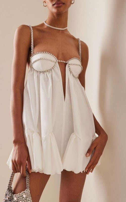 Robe à bretelles et bandes losanges avec grande robe plissée évasée