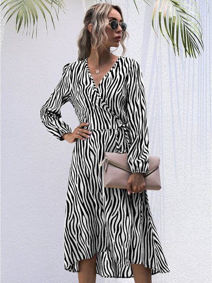 Zebra-Kleid mit V-Ausschnitt und langen Ärmeln zum Binden 