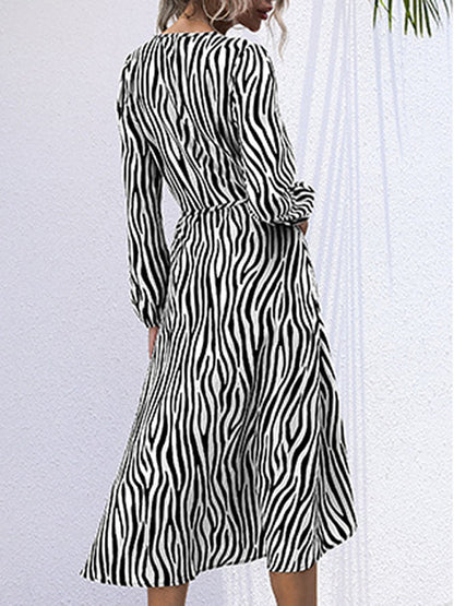 Zebra-Kleid mit V-Ausschnitt und langen Ärmeln zum Binden 