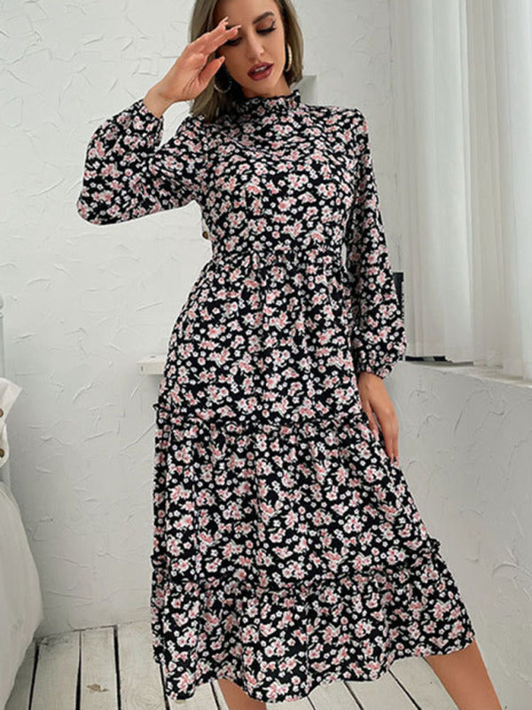 Mittellanges Damenkleid mit halbhohem Ausschnitt und Faltenmuster