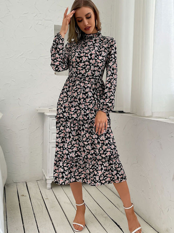 Mittellanges Damenkleid mit halbhohem Ausschnitt und Faltenmuster